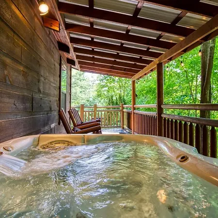 Cozy Little Cabin With Hot Tub And Fireplace!